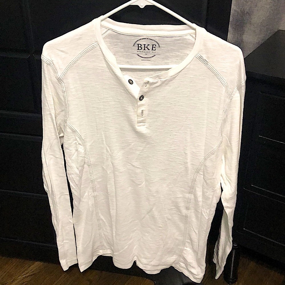 Buckle men’s white henley. standard fit. Super soft.
